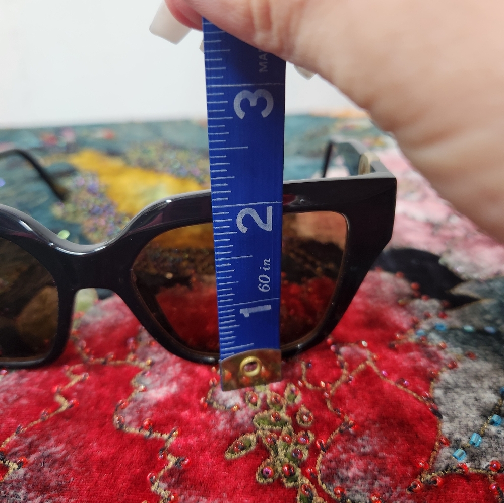 Gucci Black Sunglasses with Gold Chain - Picture 6 of 10